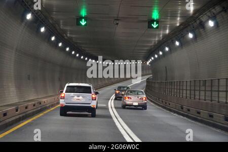 Maryland, USA - 17. Mai 2021 - der Verkehr auf der Interstate 95 South im Baltimore Harbour Tunnel Stockfoto