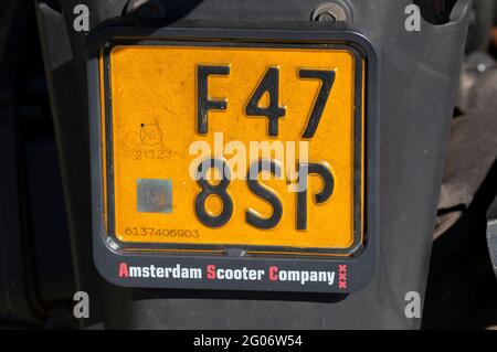 Nahaufnahme Der Scooter-Kennzeichennummer In Amsterdam, Niederlande 30-5-2021 Stockfoto