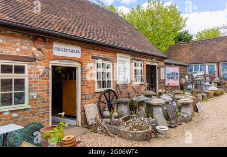 Unter den Treppen befindet sich ein Antiquitätengeschäft in Hungerford, einer Marktstadt in der südwestlichen Grafschaft von England Stockfoto