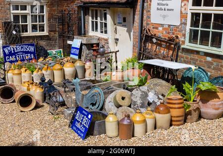 Unter den Treppen befindet sich ein Antiquitätengeschäft in Hungerford, einer Marktstadt in der südwestlichen Grafschaft von England Stockfoto