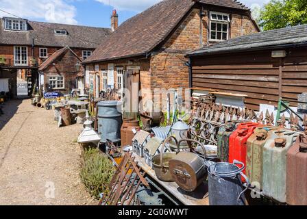 Unter den Treppen befindet sich ein Antiquitätengeschäft in Hungerford, einer Marktstadt in der südwestlichen Grafschaft von England Stockfoto