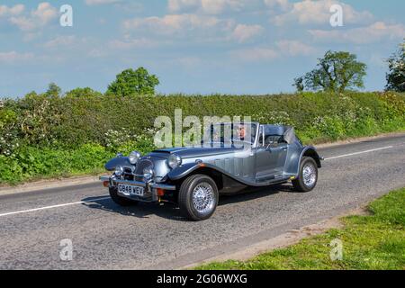 1990 90s Silver Panther Kallista l Fahren auf Landstraßen auf dem Weg nach Capesthorne Hall, Oldtimer-Show in Ceshire, Großbritannien Stockfoto