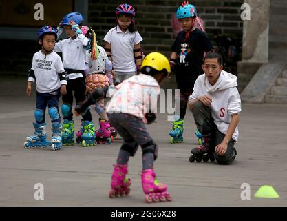 Peking, China. Juni 2021. Junge chinesische Kinder lernen am Dienstag, den 1. Juni 2021, in einem Park in Peking Inline-Skaten. China sagt, dass es Paaren erlauben wird, drei Kinder von zwei zu bekommen, während die Kommunistische Partei versucht, rückläufige Geburtenraten rückgängig zu machen und eine Bevölkerungskrise zu schürfen, aber Experten sagen, dass dies bedauerlicherweise unzureichend ist. Foto von Stephen Shaver/UPI Credit: UPI/Alamy Live News Stockfoto