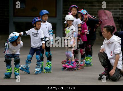 Peking, China. Juni 2021. Junge chinesische Kinder lernen am Dienstag, den 1. Juni 2021, in einem Park in Peking Inline-Skaten. China sagt, dass es Paaren erlauben wird, drei Kinder von zwei zu bekommen, während die Kommunistische Partei versucht, rückläufige Geburtenraten rückgängig zu machen und eine Bevölkerungskrise zu schürfen, aber Experten sagen, dass dies bedauerlicherweise unzureichend ist. Foto von Stephen Shaver/UPI Credit: UPI/Alamy Live News Stockfoto