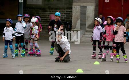 Peking, China. Juni 2021. Junge chinesische Kinder lernen am Dienstag, den 1. Juni 2021, in einem Park in Peking Inline-Skaten. China sagt, dass es Paaren erlauben wird, drei Kinder von zwei zu bekommen, während die Kommunistische Partei versucht, rückläufige Geburtenraten rückgängig zu machen und eine Bevölkerungskrise zu schürfen, aber Experten sagen, dass dies bedauerlicherweise unzureichend ist. Foto von Stephen Shaver/UPI Credit: UPI/Alamy Live News Stockfoto