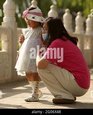 Peking, China. Juni 2021. Eine Mutter geht am Dienstag, den 1. Juni 2021, mit ihrer Tochter an einem See in Peking entlang. China sagt, dass es Paaren erlauben wird, drei Kinder von zwei zu bekommen, während die Kommunistische Partei versucht, rückläufige Geburtenraten rückgängig zu machen und eine Bevölkerungskrise zu schürfen, aber Experten sagen, dass dies bedauerlicherweise unzureichend ist. Foto von Stephen Shaver/UPI Credit: UPI/Alamy Live News Stockfoto