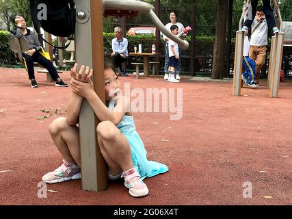 Peking, China. Juni 2021. Am Dienstag, den 1. Juni 2021, spielen Kinder in einem öffentlichen Übungsbereich in Peking. China sagt, dass es Paaren erlauben wird, drei Kinder von zwei zu bekommen, während die Kommunistische Partei versucht, rückläufige Geburtenraten rückgängig zu machen und eine Bevölkerungskrise zu schürfen, aber Experten sagen, dass dies bedauerlicherweise unzureichend ist. Foto von Stephen Shaver/UPI Credit: UPI/Alamy Live News Stockfoto