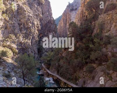 Ein toller Deep Canyon in den Bergen. Lufttropfenaufnahme Vogelperspektive auf Sapadere Canyonu, Türkei, Pamphylia, Alanya Stockfoto