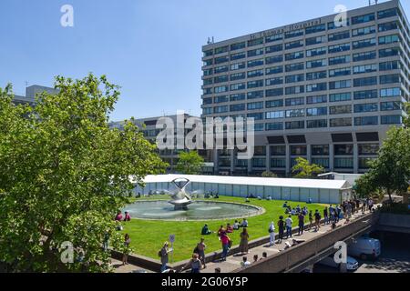 London, Großbritannien. Juni 2021. Vor dem Impfzentrum COVID-19 im St. Thomas' Hospital in London bildet sich eine lange Schlange. Die Regierung hat ihr Impfprogramm verstärkt, da die Befürchtungen über die Ausbreitung des indischen Coronavirus zunehmen. Kredit: SOPA Images Limited/Alamy Live Nachrichten Stockfoto