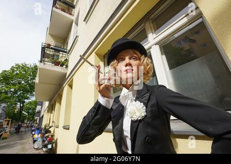 Berlin, Deutschland. Juni 2021. Die Wachsfigur von Marlene Dietrich steht vor ihrem Geburtsort in der Leberstraße 65 im Berliner Bezirk Schöneberg. Die Figur wird Teil des neuen Bereichs 'Berlin 100! Von den Goldenen Zwanzigern bis zur Stadt der Freiheit“, die voraussichtlich am 23.6 eröffnet werden soll. Quelle: Jörg Carstensen/dpa/Alamy Live News Stockfoto