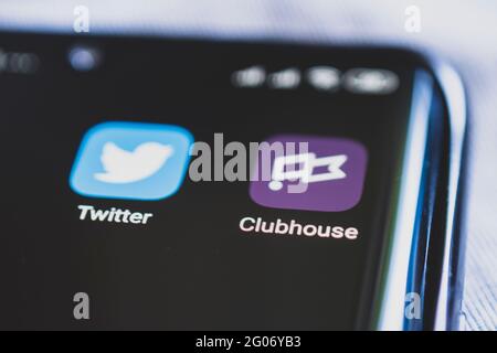 Clubhouse- und twitter-Anwendungen werden auf dem Smartphone-Display angezeigt. 8. April 2021, Barnaul, Russland Stockfoto