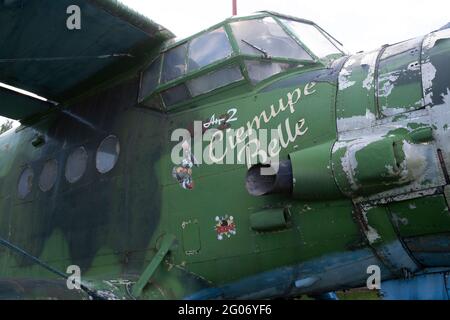 Die Antonov an-2, ein sowjetisches, in Massenproduktion hergestelltes zweimotorige Nutzungs-/Landwirtschaftsflugzeug, ist in Nahaufnahme Stockfoto