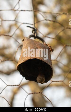 Glocke für Schafe, die am Zaun hängen Stockfoto