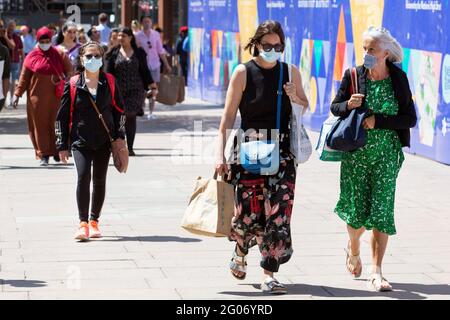 Maskierte Frauen gehen am 1. Juni 2021 durch die Londoner Oxford Street, während wissenschaftliche Berater der Regierung der Öffentlichkeit sagen, dass dies trotz der s Stockfoto