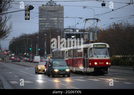 PRAG, TSCHECHISCHE REPUBLIK - 09. Dezember 2020: Warten auf das Signal. Kreuzung in der Nähe des Prager Güterbahnhofs Zizkov, Prag 3. Stockfoto