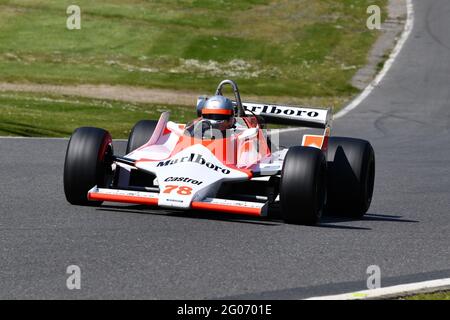 Warren Briggs, McLaren M29, Masters Historic Formula One, Masters Historic Festival, Brands Hatch Grand Prix Circuit, Mai 2021, Fawkham, Longfield, Ke Stockfoto