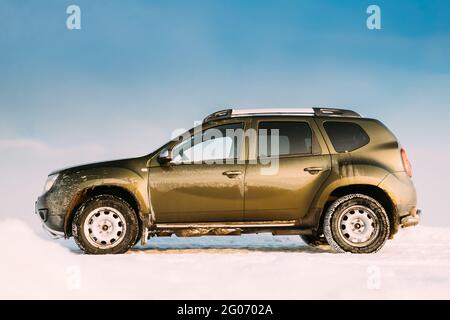 Auto Renault Duster Oder Dacia Duster Suv Auf Roadside Am Wintertag Geparkt. Duster Produziert Gemeinsam Vom Französischen Hersteller Renault Und Seiner Rumänischen Stockfoto