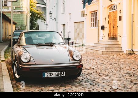 Seitenansicht Des Porsche 930 Auto Geparkt In Old Narrow Street. Stockfoto