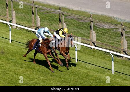 Kendergarten Kop mit Tom Queally (rechts) und Batchelor Boy mit Nicola Currie werden in einer Sackgasse als erste im Sky Sports Racing Virgin 535 Handicap auf der Brighton Racecourse antreten. Bilddatum: Dienstag, 1. Juni 2021. Stockfoto