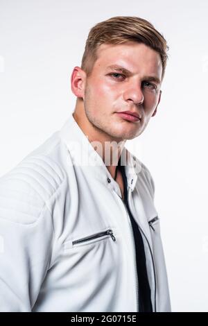 Schöner junger Mann in weißen Casual Fashion Kleidung, Mode Stockfoto