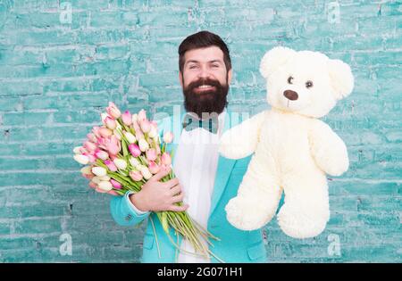 Macho immer bereit romantischen Datum. Mann tragen blauen Smoking Fliege halten Blumen Blumenstrauß. Internationaler Frauentag. Überraschung wird ihr Herz schmelzen. Romantisch Stockfoto