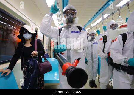 Taipei, Taipei, Taiwan. Juni 2021. Chemische Truppen desinfizieren die öffentlichen Bereiche und den Verkehr in Taipei, da in Taiwan mehr Covid-19-Fälle und Todesfälle im Zusammenhang mit dem Coronavirus zu verzeichnen waren. Das taiwanesische CECC meldete am Montag neue 327 inländische COVID-19-Fälle und 13 Todesfälle, womit sich die Gesamtzahl auf 8,842 beläuft, von denen mehr als 7,500 inländische Fälle sind. Quelle: Daniel Ceng Shou-Yi/ZUMA Wire/Alamy Live News Stockfoto