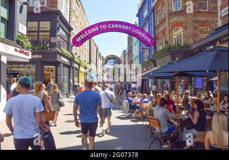 London, Großbritannien. Juni 2021. Blick auf die geschäftige Carnaby Street im Zentrum Londons, während die Hitzewelle in England anhält. (Foto: Vuk Valcic/SOPA Images/Sipa USA) Quelle: SIPA USA/Alamy Live News Stockfoto