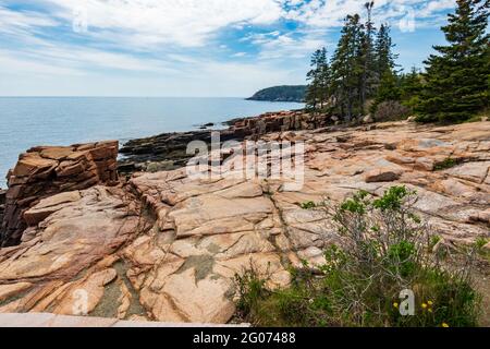 Thunder Hole und Blick auf den Atlantischen Ozean im Acadia National Park Stockfoto