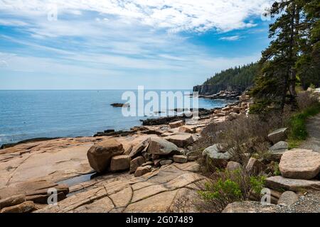 Thunder Hole und Blick auf den Atlantischen Ozean im Acadia National Park Stockfoto