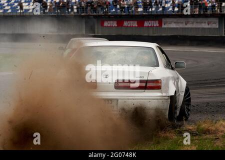 Moskau, Russland. Mai 2021. Ein weißer Rennwagen, der während der Veranstaltung von der Strecke gesehen wurde.Festival Drift Expo Track Mode läuft am 29-30. Mai auf dem ADM Raceway mit der Ausstellung von Projekten, die für das Driften modifiziert wurden, wie: ''˜Drift Taxi' - eine Möglichkeit, als Passagier mit einem professionellen Fahrer in einem speziell präparierten Sportwagen auf der Rennstrecke zu fahren, ''˜Drift Trike Area' - eine Plattform, auf der Sie versuchen können, ein echtes Drift Trike zu fahren und ''˜RC Drift' - Drift auf ferngesteuerten Autos. Quelle: Mihail Siergiejevicz/SOPA Images/ZUMA Wire/Alamy Live News Stockfoto