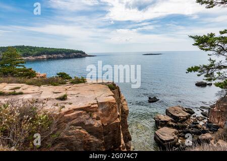 Thunder Hole und Blick auf den Atlantischen Ozean im Acadia National Park Stockfoto