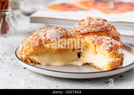 Frisch gebackene Choux-Kuchen mit Rahm Stockfoto