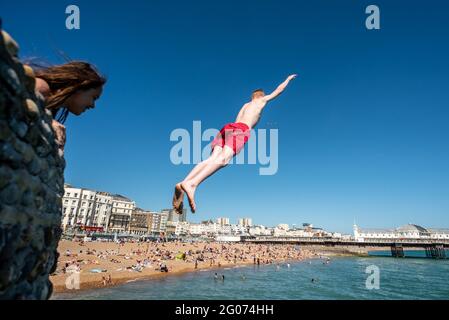 Brighton, 1. Juni 2021: Riesige Menschenmassen waren heute Nachmittag wieder am Strand von Brighton und genossen die Rekordtemperaturen Stockfoto