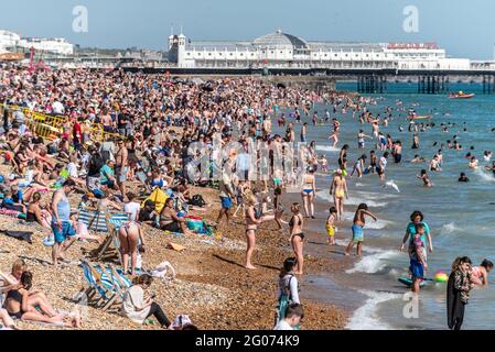 Brighton, 1. Juni 2021: Riesige Menschenmassen waren heute Nachmittag wieder am Strand von Brighton und genossen die Rekordtemperaturen Stockfoto