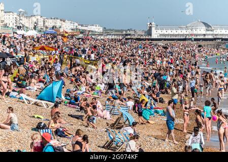 Brighton, 1. Juni 2021: Riesige Menschenmassen waren heute Nachmittag wieder am Strand von Brighton und genossen die Rekordtemperaturen Stockfoto