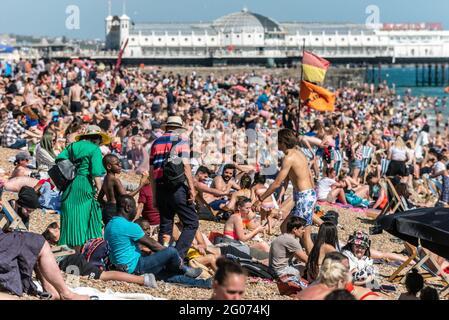 Brighton, 1. Juni 2021: Riesige Menschenmassen waren heute Nachmittag wieder am Strand von Brighton und genossen die Rekordtemperaturen Stockfoto