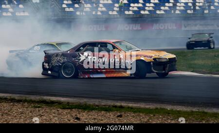 Moskau, Russland. Mai 2021. Ein schwarz-orangefarbenes Auto, das während der Veranstaltung gesehen wird.Festival Drift Expo Track Mode läuft am 29-30. Mai auf dem ADM Raceway mit der Ausstellung von Projekten, die für das Driften modifiziert wurden, wie: ''˜Drift Taxi' - eine Möglichkeit, als Passagier mit einem professionellen Fahrer in einem speziell präparierten Sportwagen auf der Rennstrecke zu fahren, ''˜Drift Trike Area' - eine Plattform, auf der Sie versuchen können, ein echtes Drift Trike zu fahren und ''˜RC Drift' - Drift auf ferngesteuerten Autos. Quelle: Mihail Siergiejevicz/SOPA Images/ZUMA Wire/Alamy Live News Stockfoto