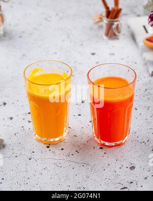 Ein Glas frischen Orangen- und Karottensaft Stockfoto