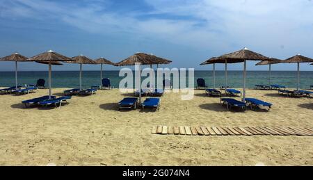 Leere Strände, Sonnenliegen und Sonnenschirme am Olympic Beach in der Nähe von Katerini, Griechenland aufgrund der Epidemie Covid-19, 27. Mai 2021. (CTK Photo/Milos Ruml) Stockfoto