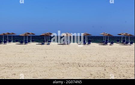 Leere Strände, Sonnenliegen und Sonnenschirme am Olympic Beach in der Nähe von Katerini, Griechenland aufgrund der Epidemie Covid-19, 27. Mai 2021. (CTK Photo/Milos Ruml) Stockfoto