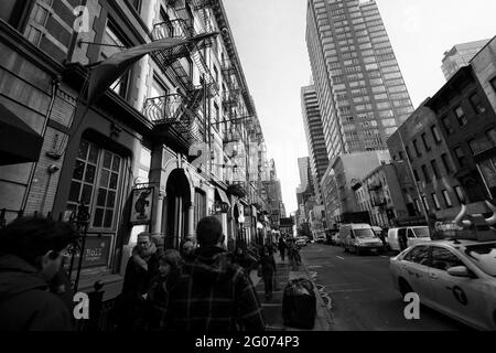 Die New Yorker gehen die überfüllte Manhattan Street entlang. Stockfoto