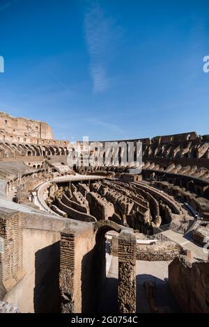 Rom. Italien. Innenansicht des Kolosseums (Il Colosseo), mit gestaffelten Sitzreihen und dem Hypogäum, der aufwendigen unterirdischen Struktur. Stockfoto