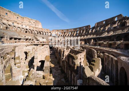 Rom. Italien. Innenansicht des Kolosseums (Il Colosseo), mit gestaffelten Sitzreihen und dem Hypogäum, der aufwendigen unterirdischen Struktur. Stockfoto