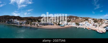 Griechenland, Kimolos-Insel, Kykladen. 18.Mai 2021. Psathi Port Panorama Drohnenansicht, sonniger Tag. Felsige Landschaft, traditionelle kykladische Architektur Stockfoto