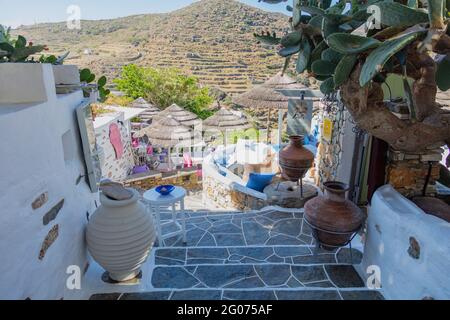 Griechenland, Insel Sifnos. 19.Mai 2021. Offene Geschäfte und Café auf gepflasterten Steintreppen, im Dorf Kastro, traditionelle griechische kykladische Inseln Architektur, su Stockfoto