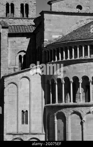 Ein Teil einer mittelalterlichen Kirche (Pieve di Santa Maria) in der Altstadt von Arezzo, Toskana, Italien Stockfoto