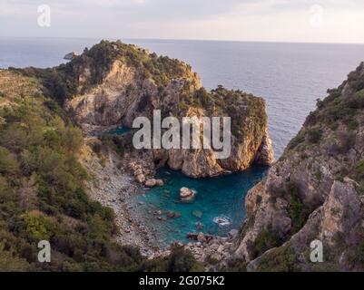 Luftdrohne Aufnahme der wunderschönen Lagune von Antioch ad Cragum, eingerahmt von massiven Felsen am Abend Stockfoto