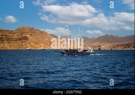 Sharm el Sheikh, ÄGYPTEN - MAI 18 2021: Großes Segelschiff mit Touristen an Bord im Roten Meer vor der Küste ägyptens. Segelyacht Schoner mit tou Stockfoto