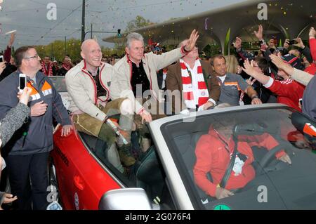 Matthias Sammer, Jupp Heynckes, Uli Hoeness und Fans des FC Bayern München feiern den Sieg der Deutschen Fußball-Meisterschaft 2013 in München Stockfoto
