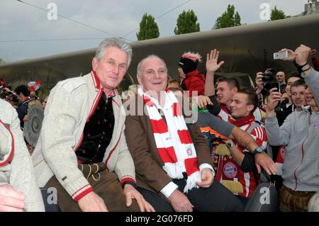 Jupp Heynckes, Uli Hoeness und Fans des FC Bayern München feiern den Sieg der Deutschen Fußball-Meisterschaft 2013 bei einer Autokolonne in München Stockfoto